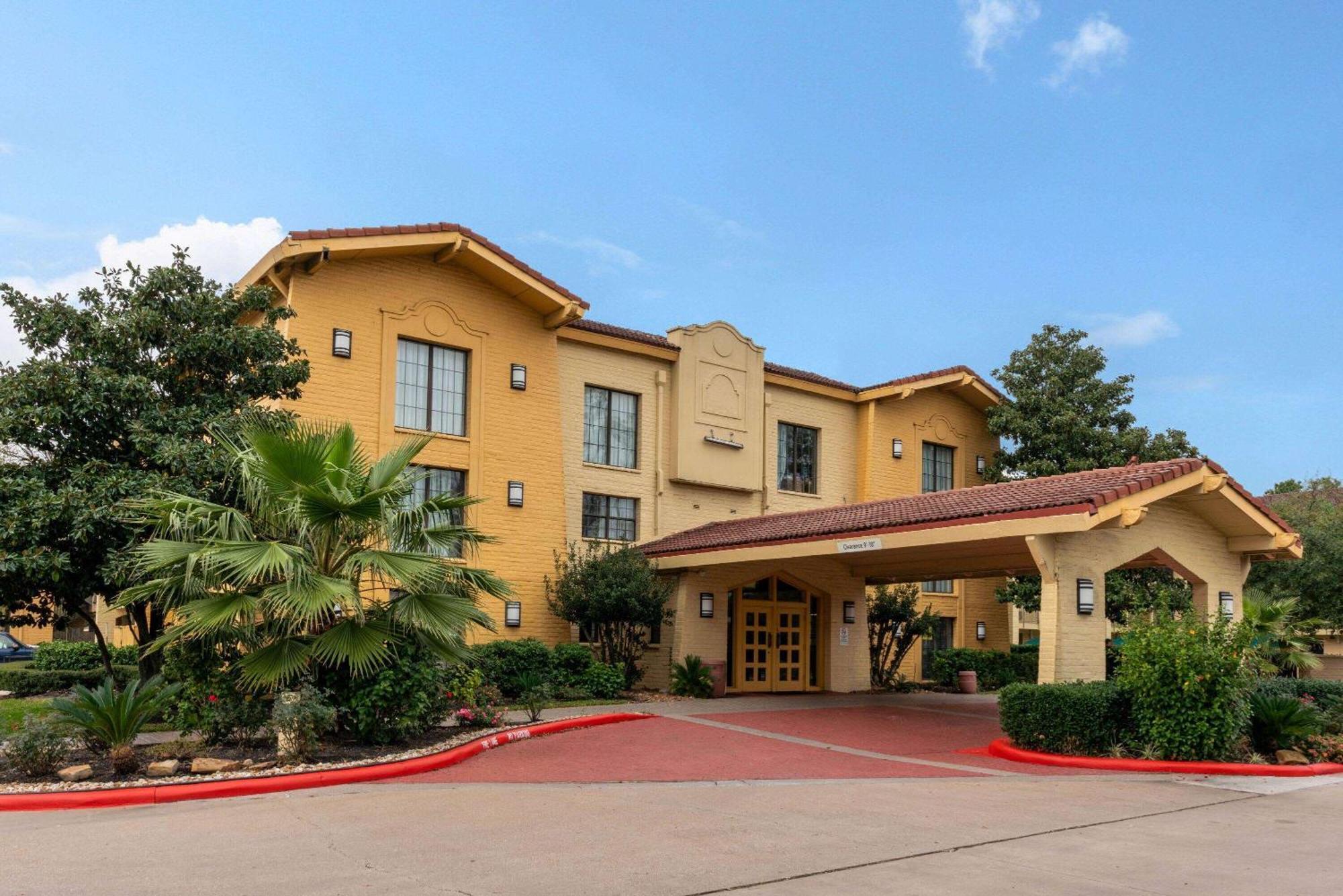 Отель Super 8 By Wyndham The Woodlands North Экстерьер фото