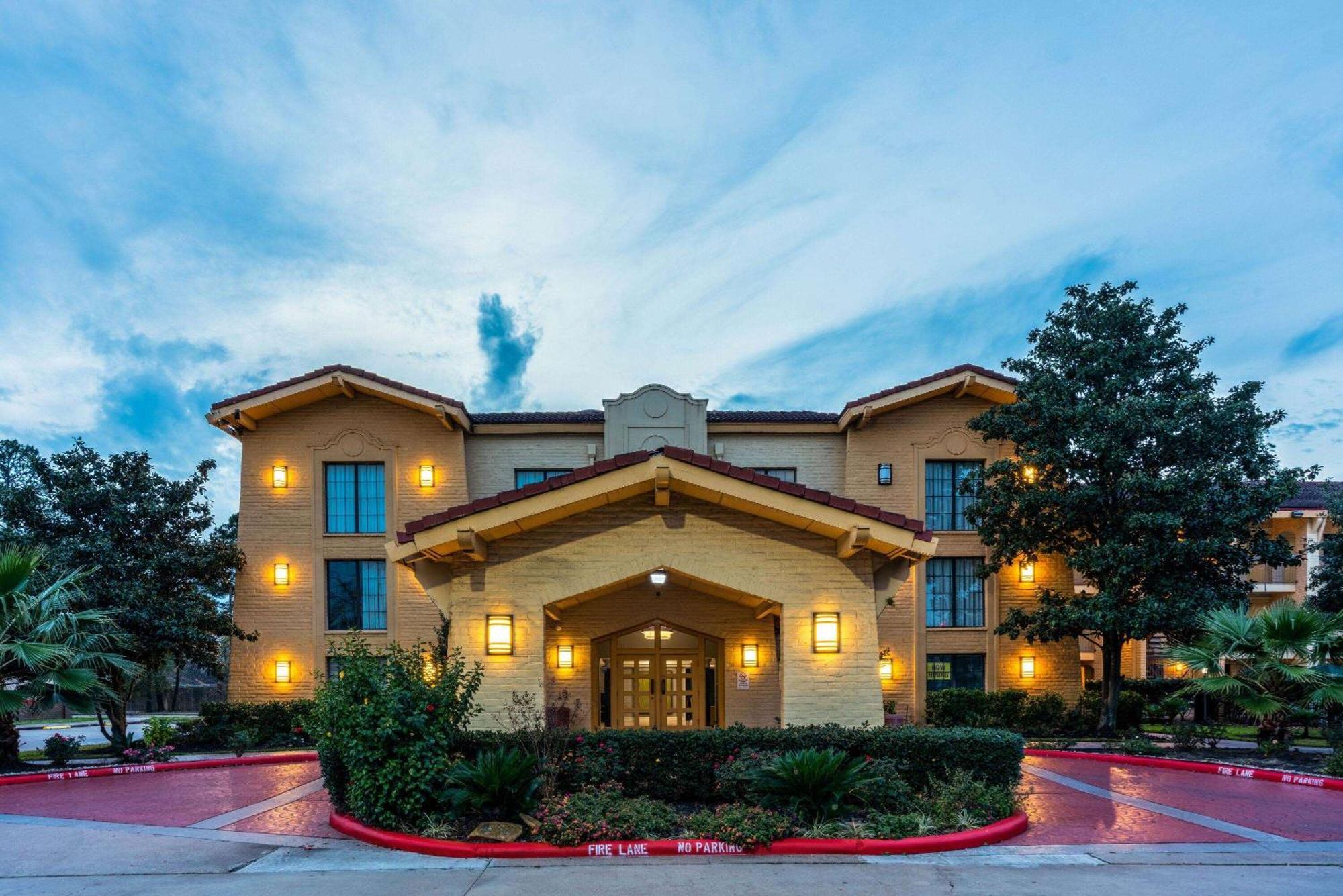 Отель Super 8 By Wyndham The Woodlands North Экстерьер фото